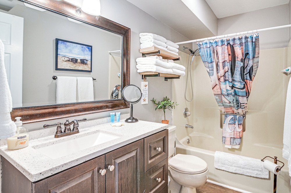 Walk to Beach: Condo w/ Balcony in Murrells Inlet!
