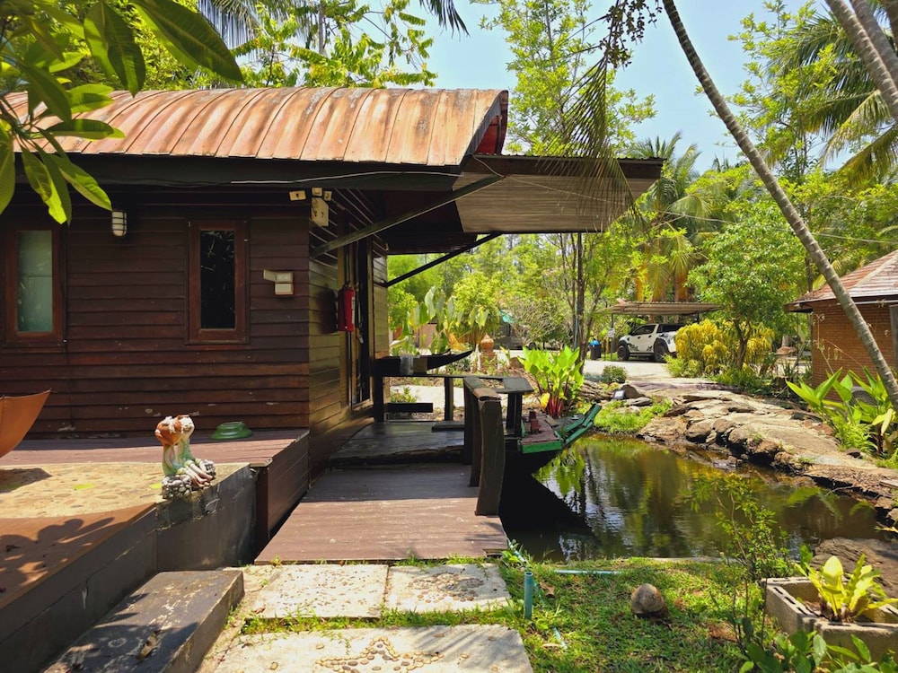 Kaengkrachan Boathouse Paradise Resort