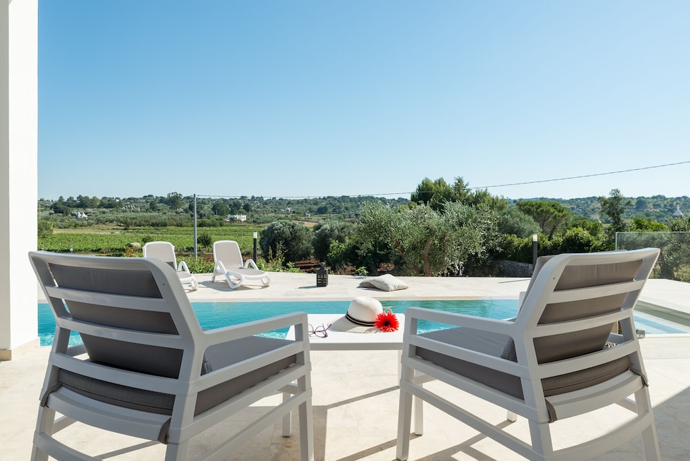 Villa, Trulli e Piscina nel Cuore della Valle d'Itria
