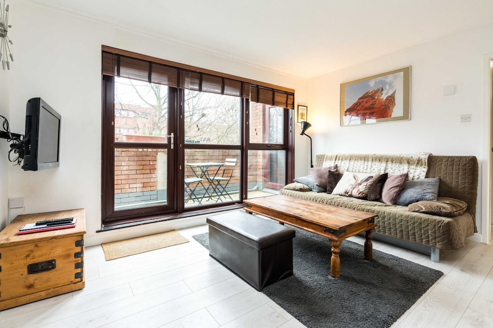 Luxury Islington Apartment with Balcony