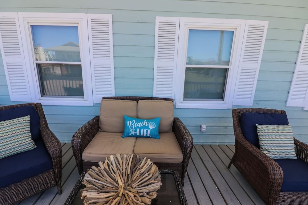 Home Lounge and Arcade Close to Beach and Marina