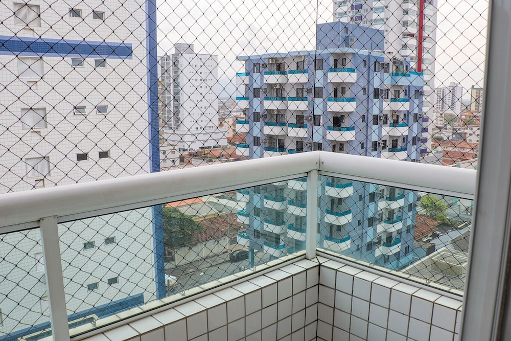 Apto com Wi-fi ar Cond e Garagem 100m da Praia