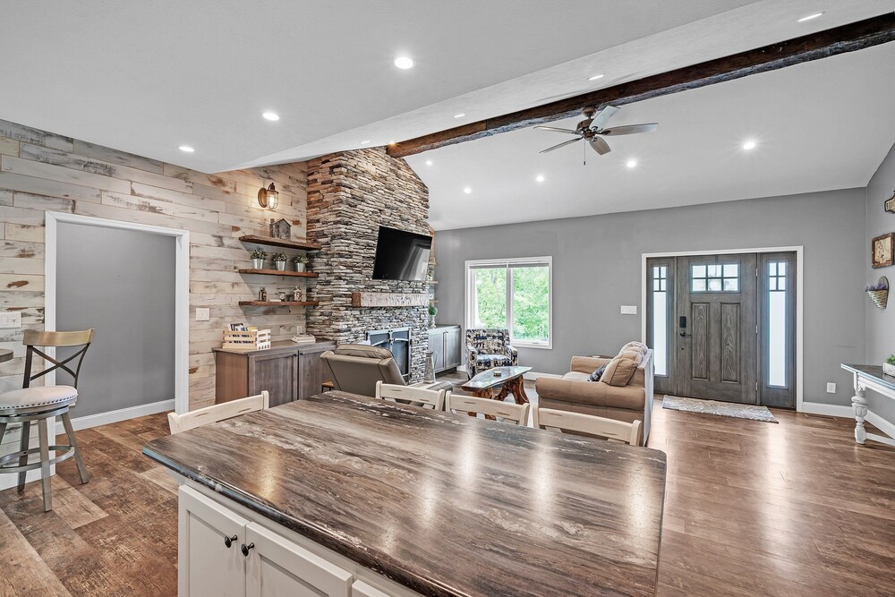 Lakeside Retreat With Hot Tub & Game Room 3 Bedroom Home