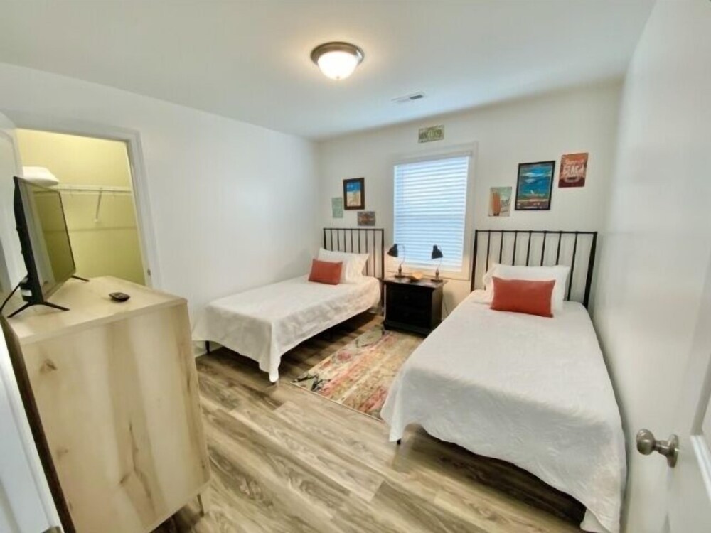 Hale Makai - Relaxing Family Vacation Just A Block From The Beach! Amazing Sunrise And Sunset Views From Four Decks! 3 Bedroom Townhouse by Redawning view 3