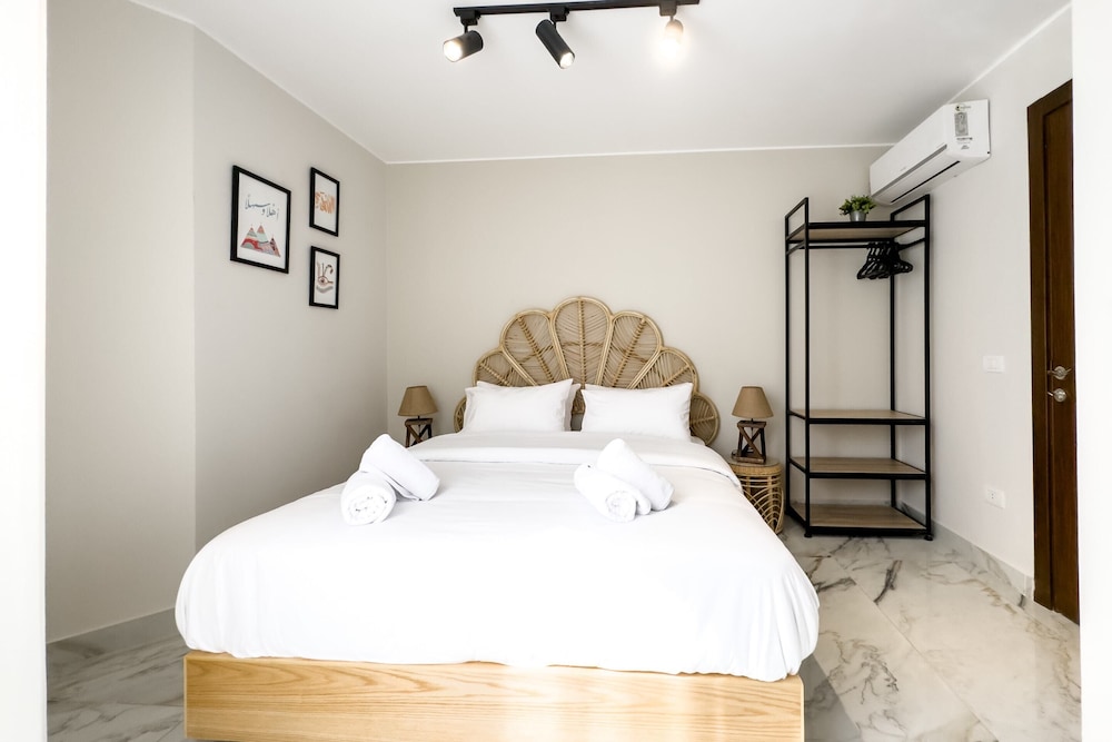 The 2bdr Radiant Residence 5 min to Airport