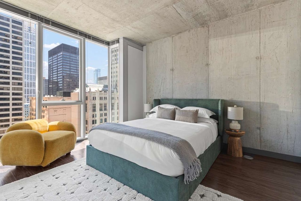 2BR Apt Stunning Views Steps to Michigan Avenue