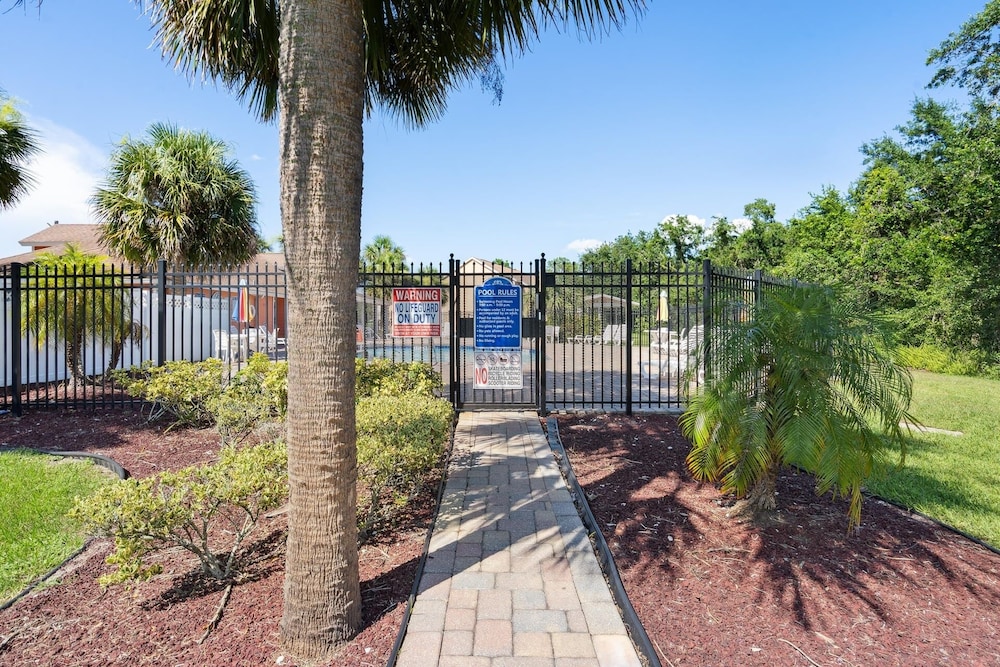Sweetwater Club 3 Bedroom Condo 7 miles to Disney 3 Condo