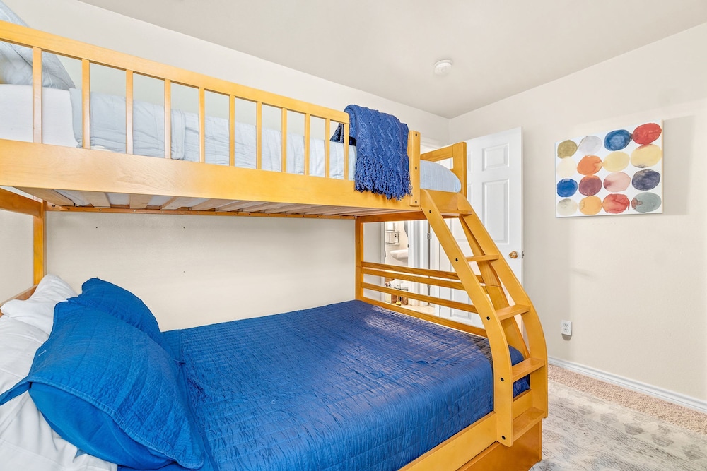 Dallas Retro House King Bed Backyard