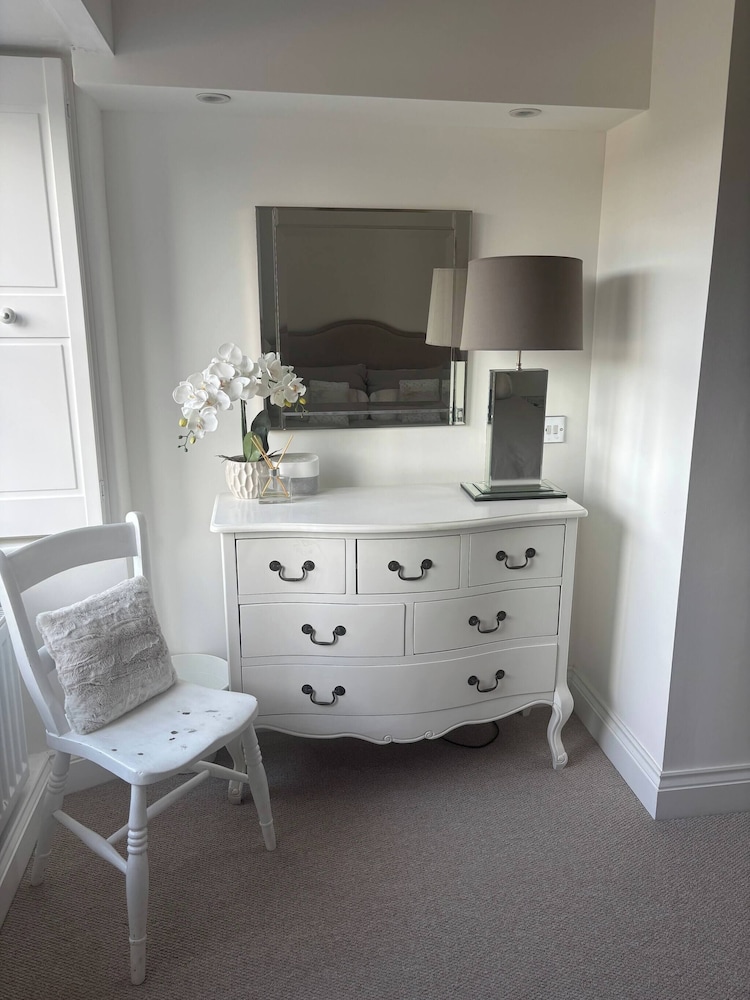Cottage on High Street, own Parking and EV Charger