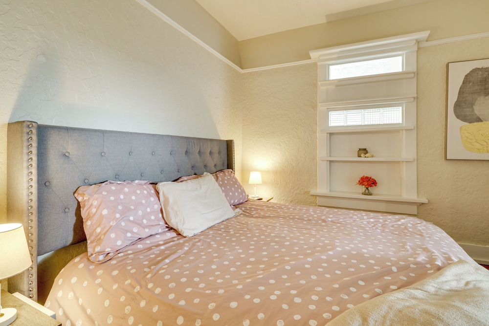 2 Mi to Old Town Abq: East Downtown Triplex Unit