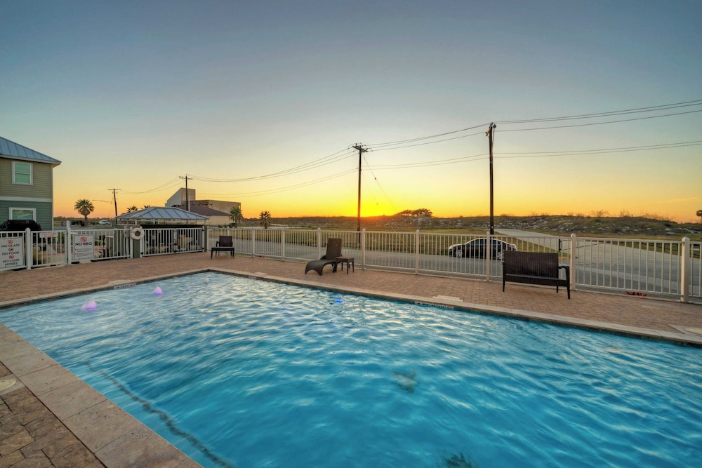 Sleeps 19 2 Homes w/ Pool, Foosball+shuffleboard Mins to the Beach + Shops