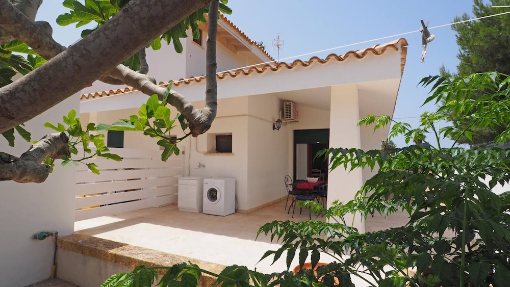 Villetta Nonno Seba Sleeps 4 Just a few Metres From the sea