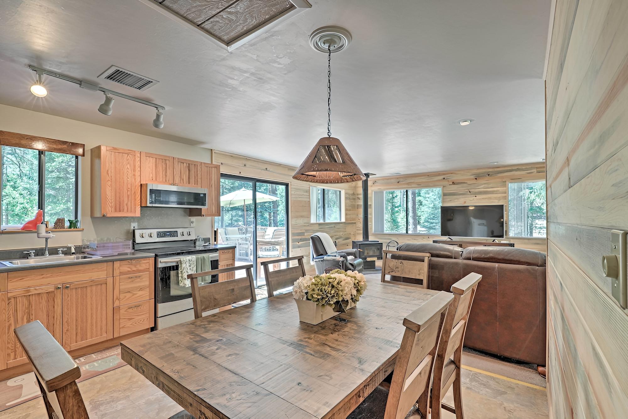 Sunny Prescott Cabin w/ Deck & Grill, 1 Mi to Lake view 2