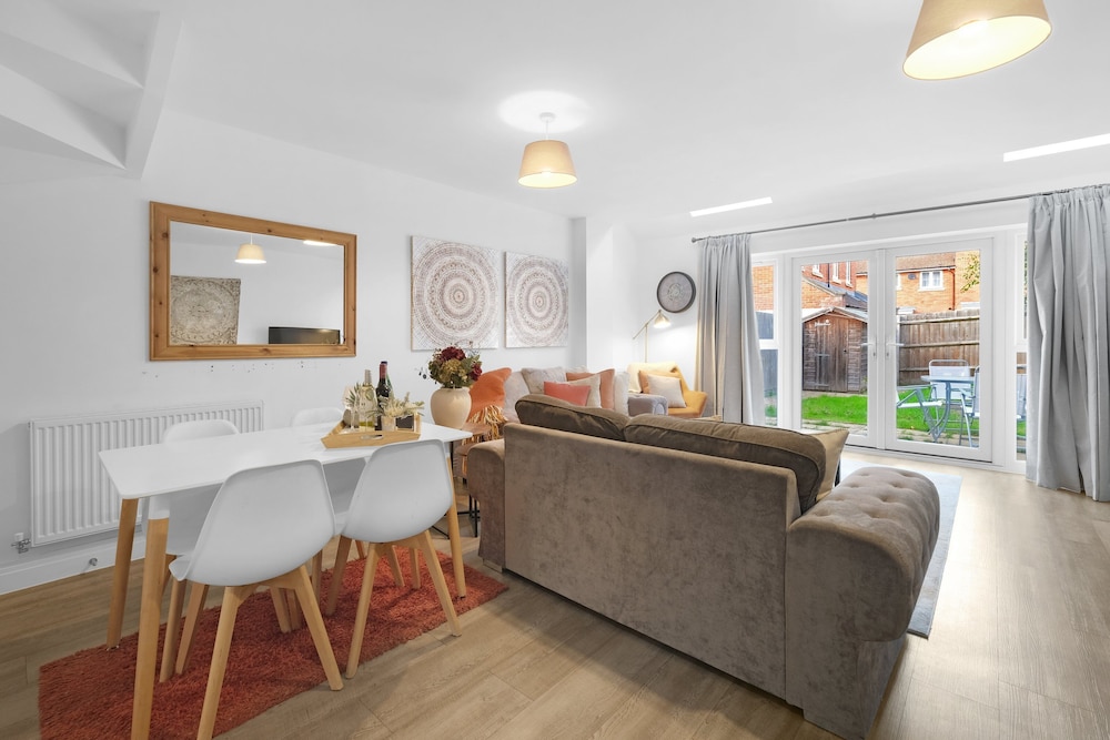 Spacious 6 Bedroom House in Denton Way