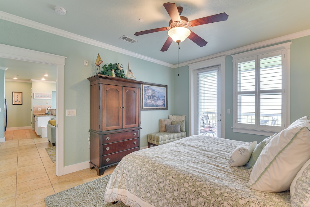 Walk to Beach: Condo w/ Bay View in Galveston