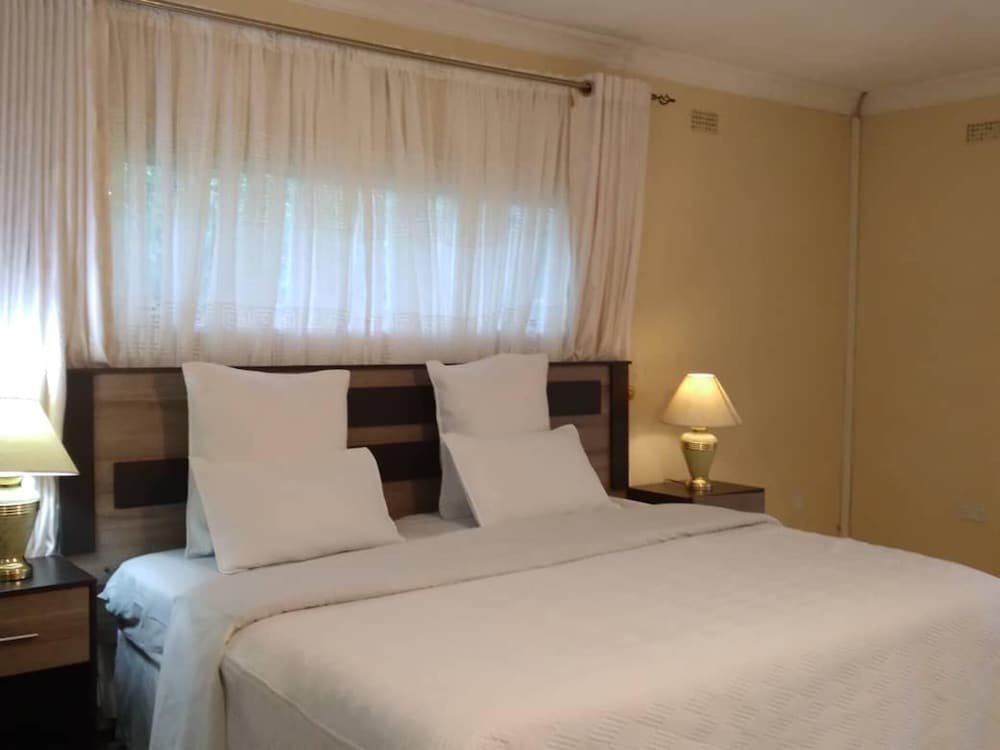 Charming 6-bed House With Swimming Pool in Harare view 3