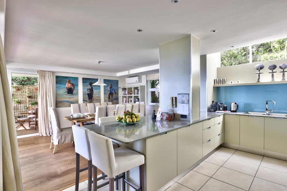 Camps Bay Home w Pool Garden Sea View Tree Villa
