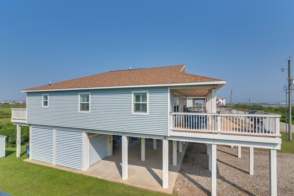 Walk to Shore: Surfside Beach Home w/ Bay Views