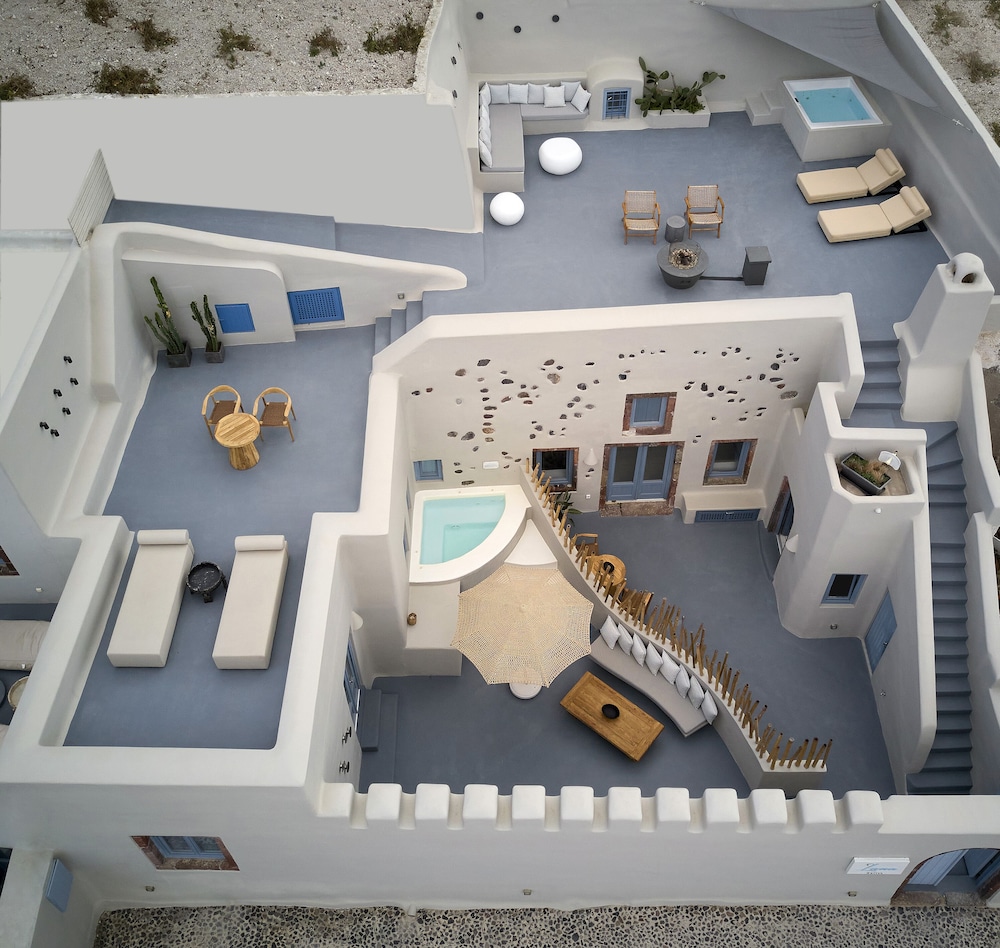 Luna Santorini Suites