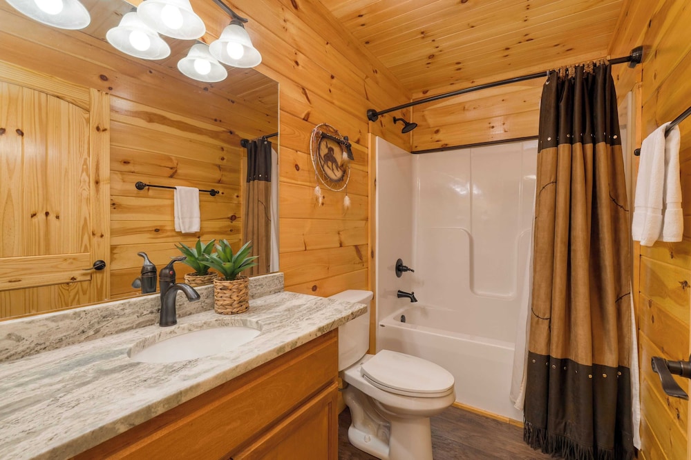 Evergreen Echo by Avantstay Cabin w/ Mountain Views, Theater, Game Room, and Hot Tub