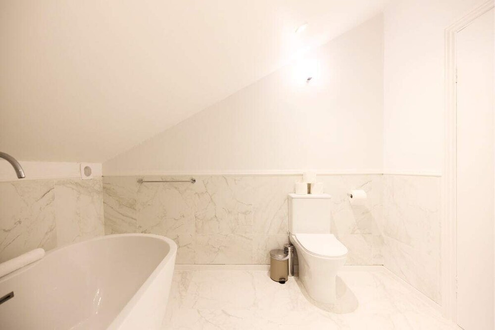The Wray Crescent Retreat - Dazzling 5bdr House With Parking + Garden