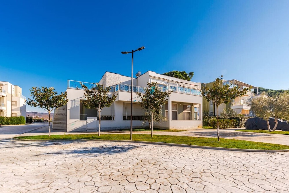 Seaview Haven - Trendafili