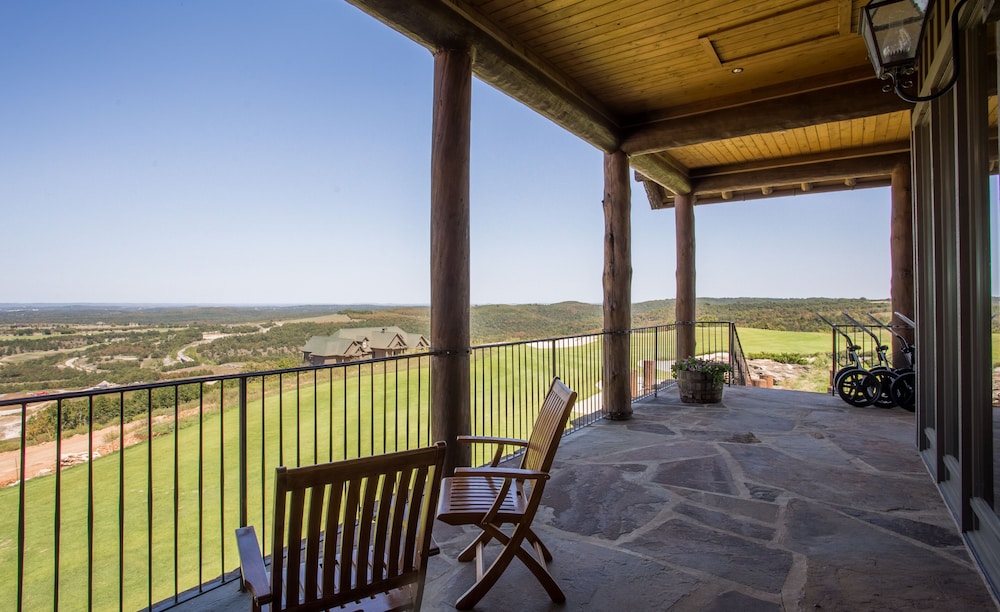 Vibrant In Vegas - 4 Bd With Shimmering Pool! 4 Bedroom Home by RedAwning - Image 1