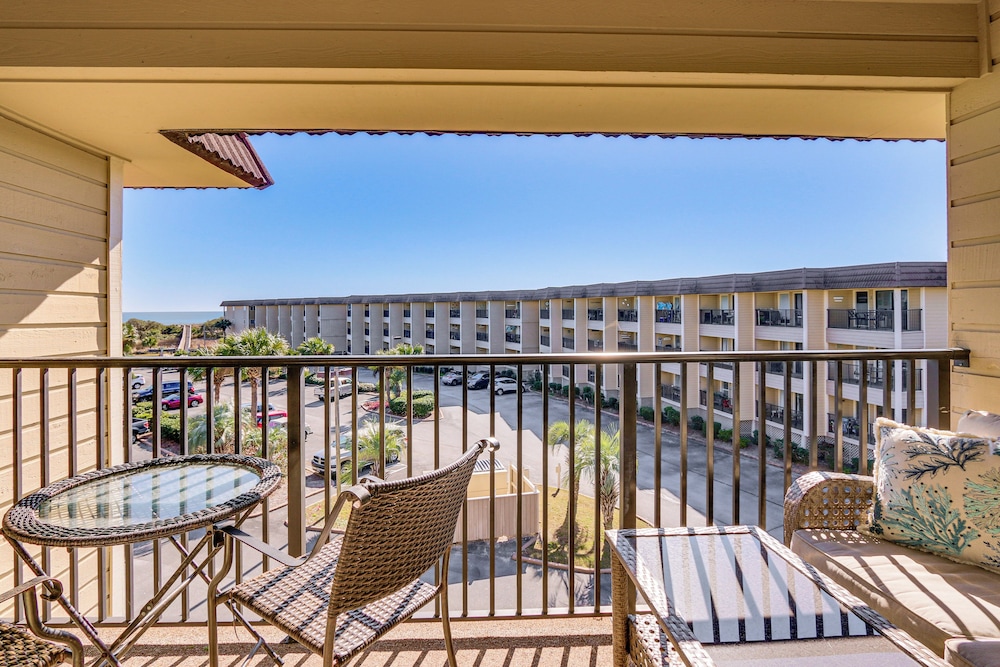 Pool & Folly Field Beach Access! HHI Resort Condo