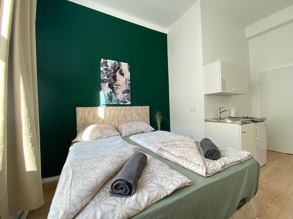 8 Studios with Terrace in Margareten