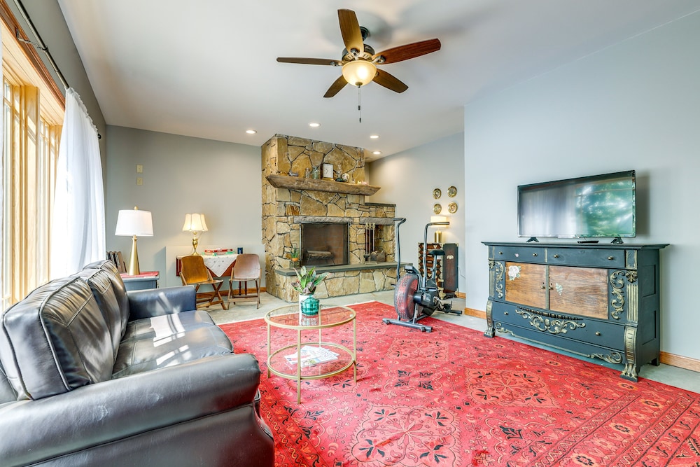 Lakefront Orange Vacation Rental - Pet Friendly!