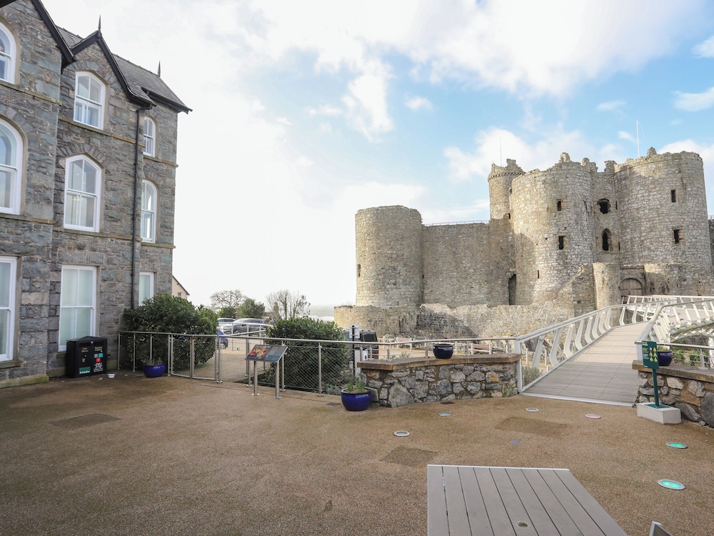 Harlech Apartments - Gwern
