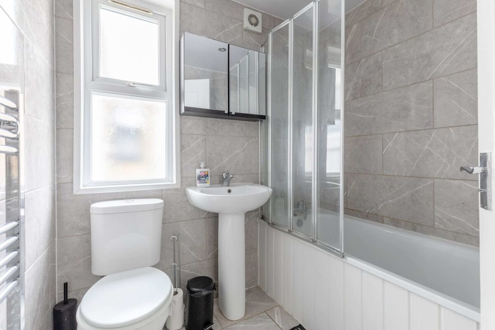 Spacious & Newly Renovated 4BD House East Ham!
