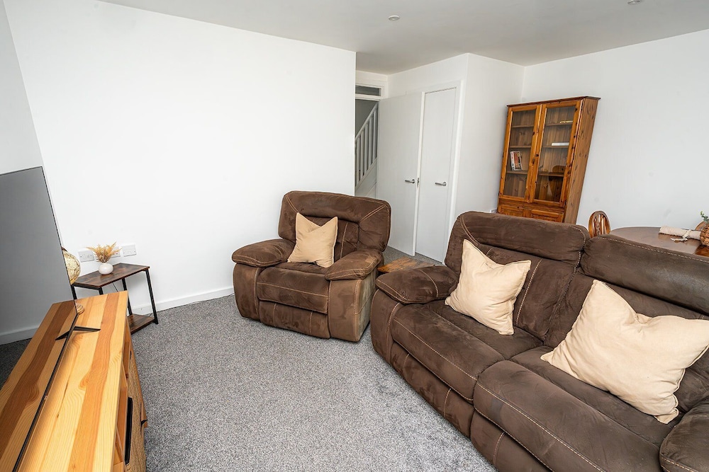 Modern 2-bed Home With Driveway Basingstoke