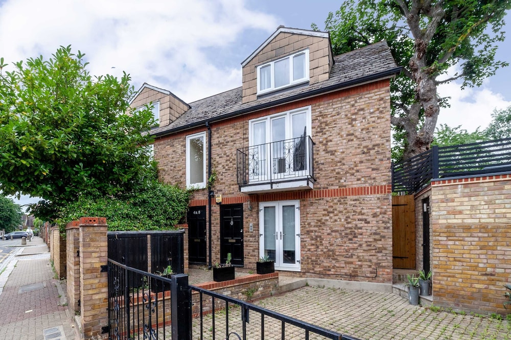 Spacious Battersea Gem With Balcony Bliss