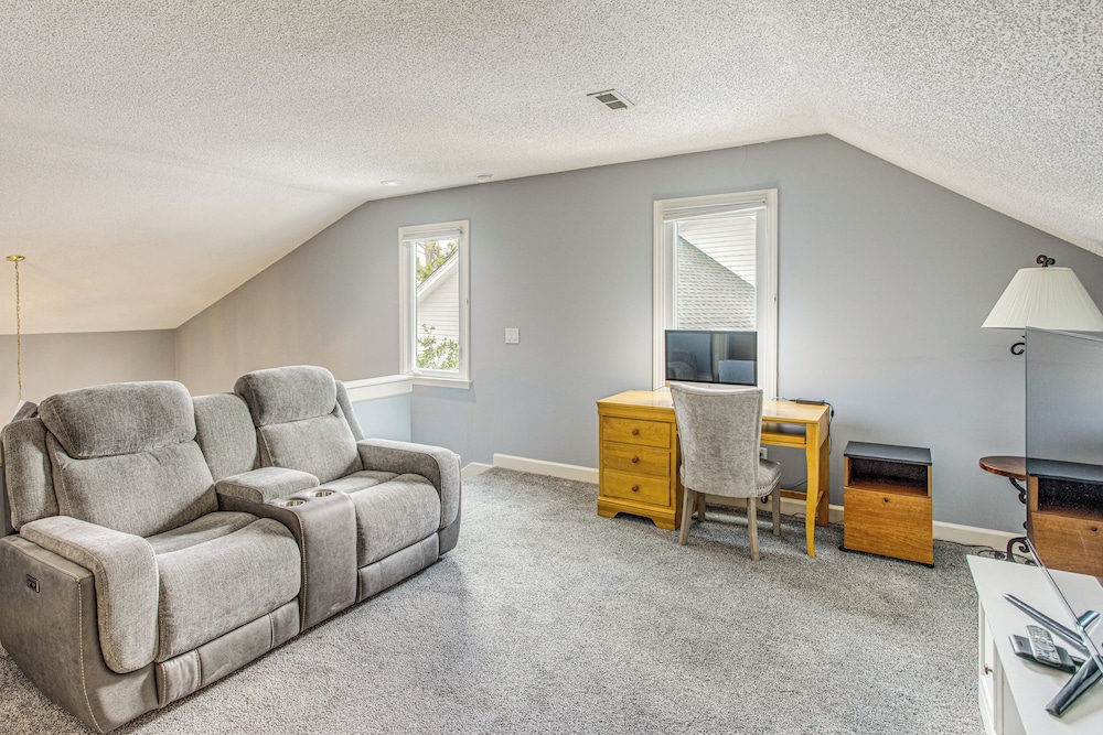 Marina & Pool: Roomy Golf-view Home in Southport