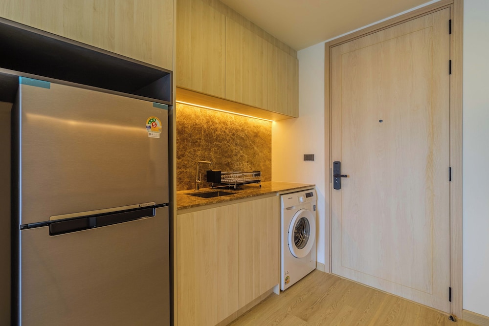 Prime Location 1BR Near Beach Club C240