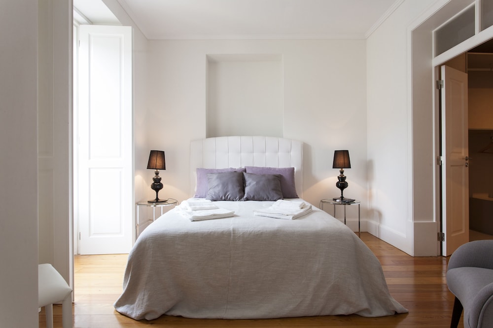 JOIVY Stylish 2BR Apt w/balcony at the heart of Baixa
