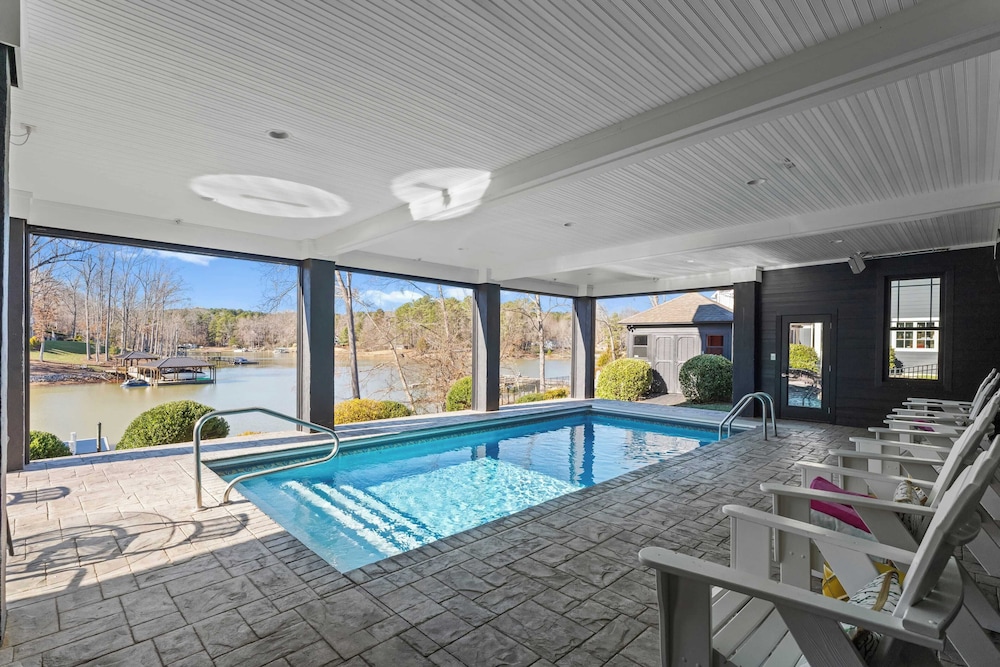 Luxury Lakefront Stay Private Dock, Indoor/outdoor Pool The Retreat