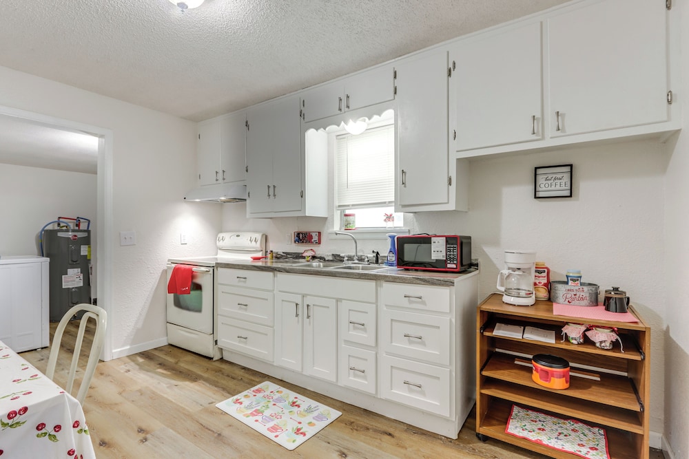1 Mi to Main St Joplin: Cozy Home w/ Shared Yard!