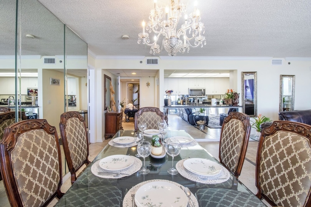 Stunning Gulf 2BR Pools, Spa, Balcony