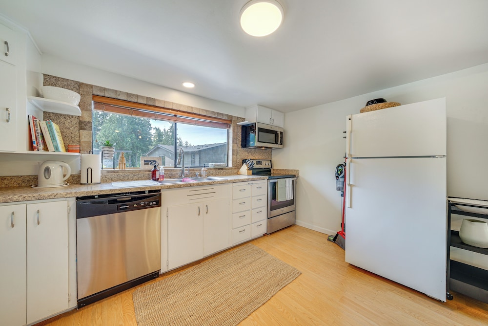 1/2 Mi to Yarrow Bay: Family Home in Kirkland