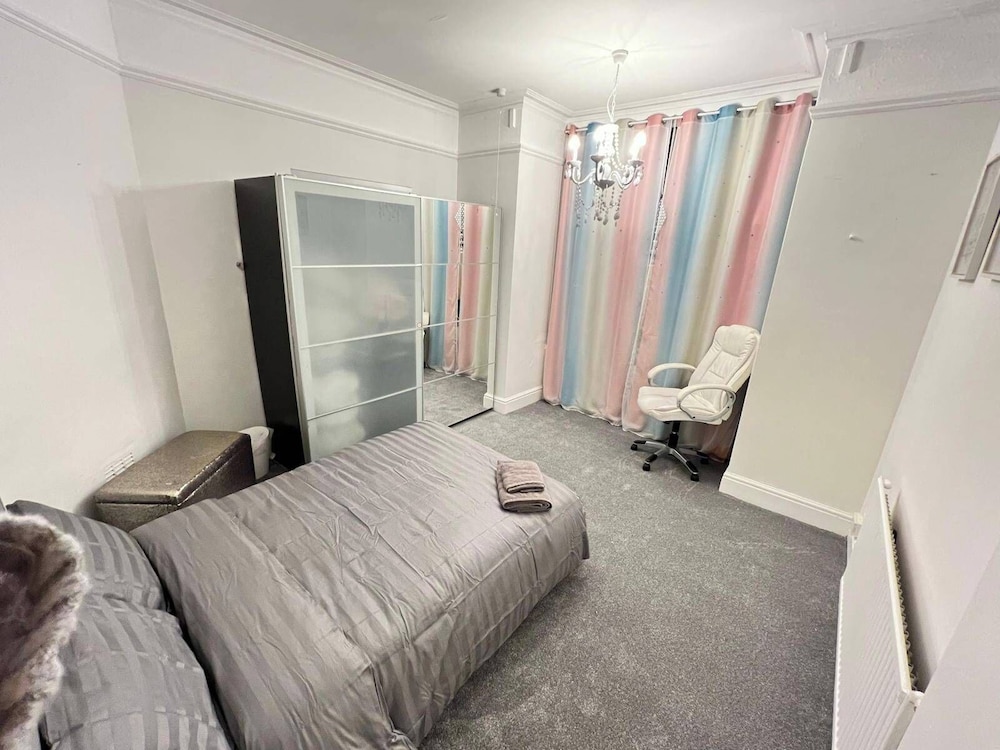 Hottub-garden-parking-sleeps10-10mintotown
