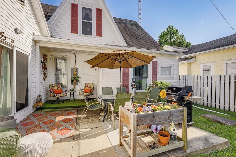 Walkable Group Getaway w/ Bikes in West Liberty!