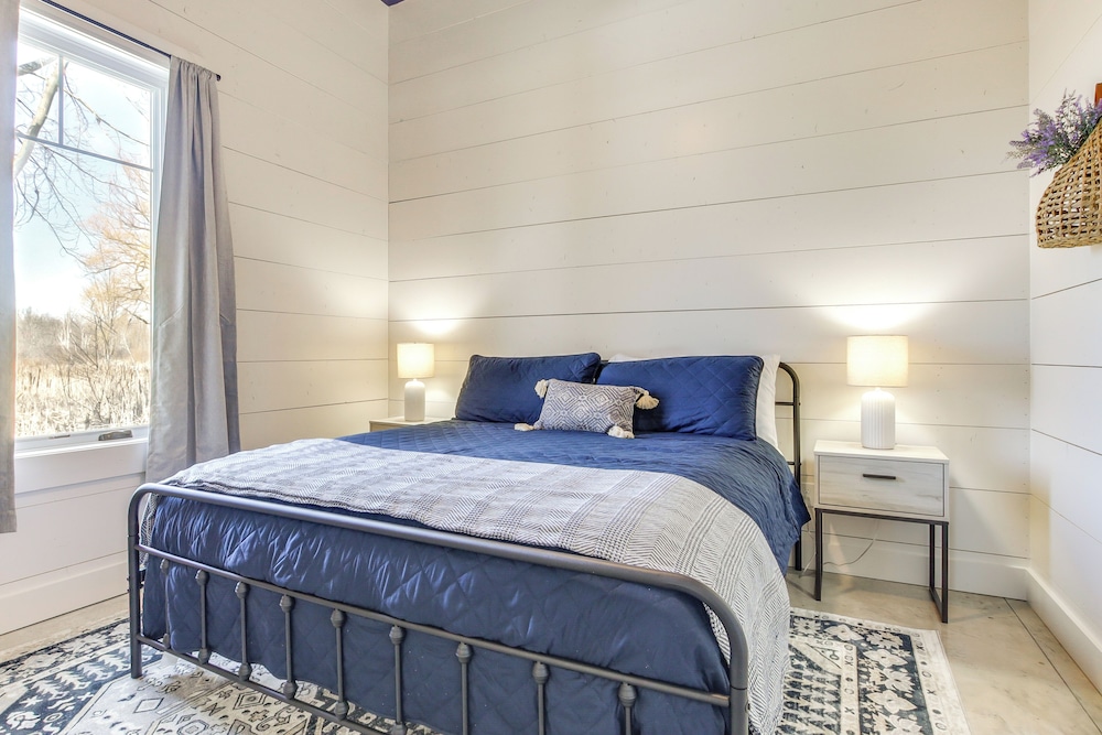 Dock & Panoramic Bay Views: Oconto Retreat!