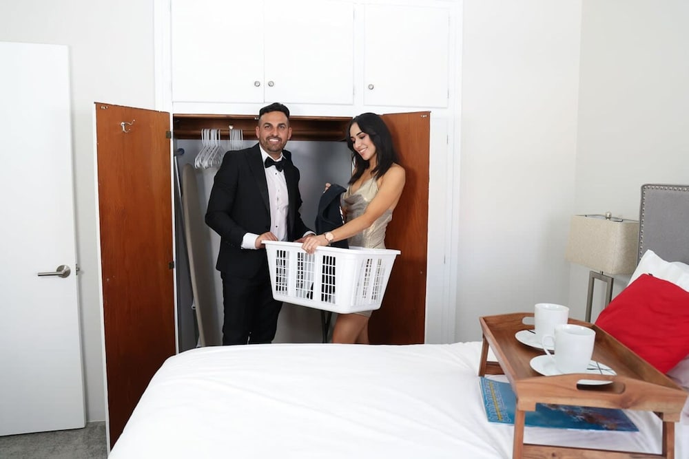 Walk to Beach - King Apt In 1 Area - AC
