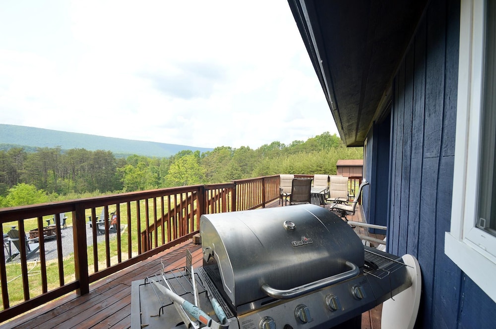 Black Bear Cabin - The Mountain Retreat!