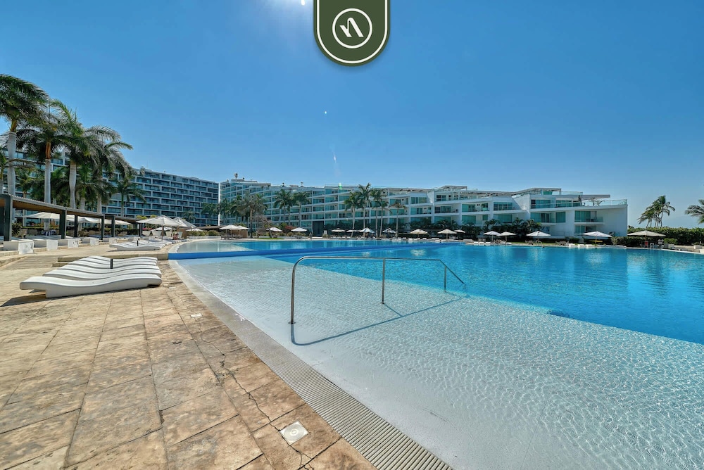 Beachfront 3BR Condo - Pool - Beach Club