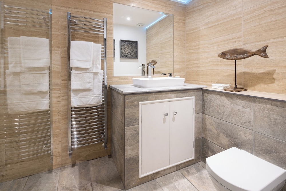 The Dovecote, Rowden Manor- Sleeps 6 & Parking