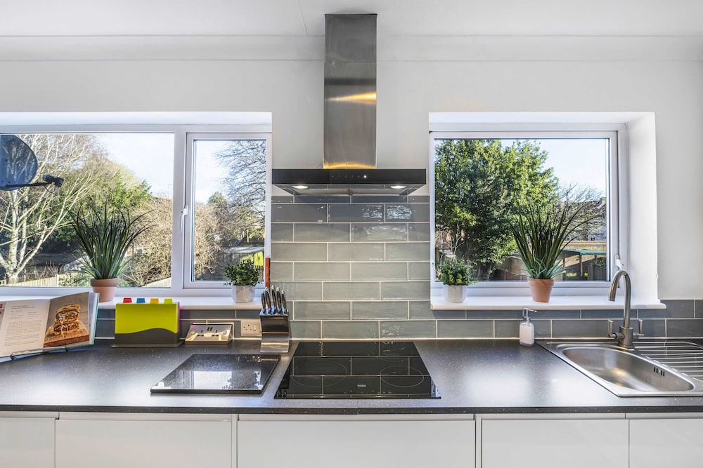 Elegant 4BR House Near City Centre Angus Suites