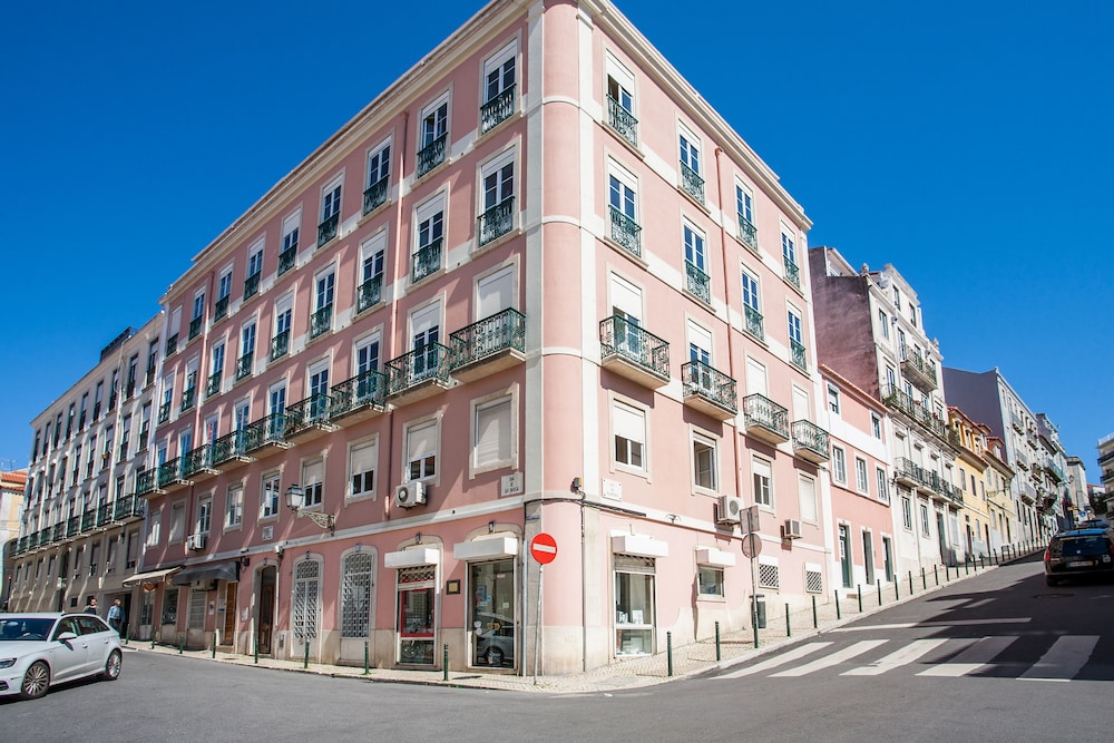 JOIVY Lovely 3BR Apt w/ workspace, nearby Botanical Garden of Lisbon